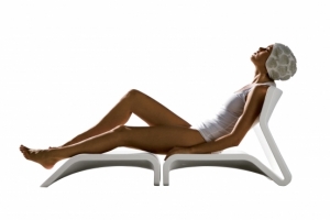 Křeslo a stolek/podnožka Clip (Gandía Blasco), polyetylen, design José A. Gandía