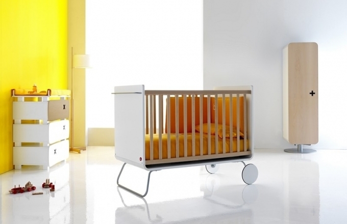 Postýlka BE Cot (BE), materiál MDF deska a ocel, rozměry 134 x 67 x 100 cm, praktické madlo s podvozkem, postýlku lze později převrátit a vytvořit stůl