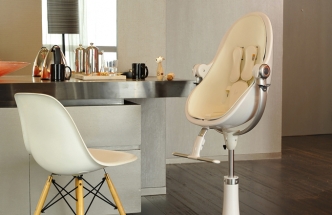 Otočná jídelní židlička Fresco loft (Bloom), lze využít jako kolébku pro děti do 6 měsíců nebo jako židličku ke stolování a hraní, odnímatelný pult a koženkové čalounění, nosnost 36 kg