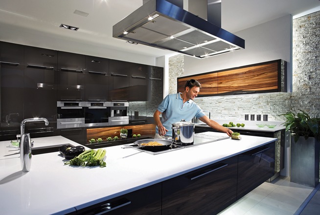 Kuchyňská sestava Indická jabloň, dvířka ve vysokém lesku, barva indická jabloň a black graphite, deska z materiálu Technistone crystal polar white