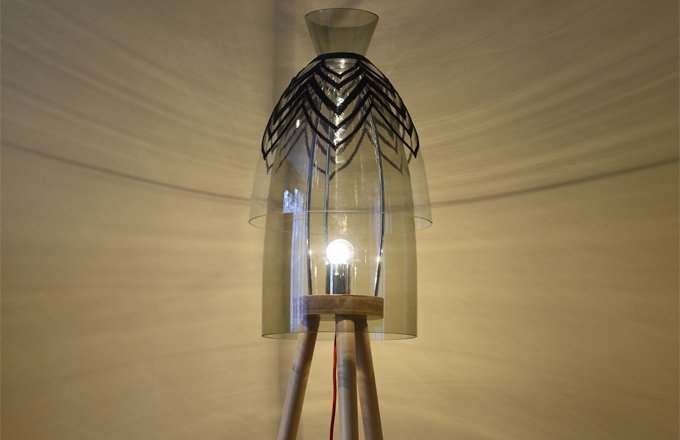 Mou drahou stojací lampu zdobí krajka z rokajlu