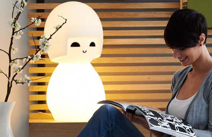 Lampa ve tvaru japonské panenky kokeshi