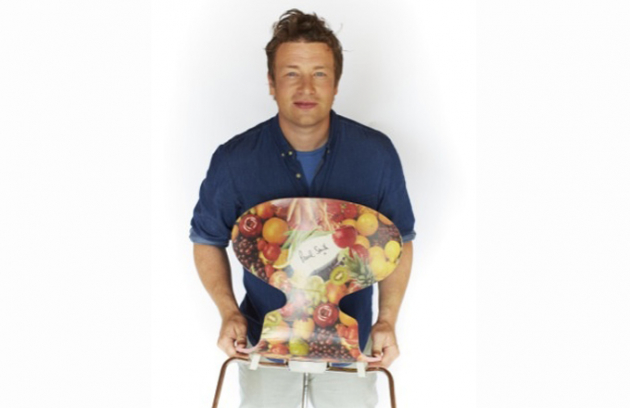 Jamie Oliver draží židle, aby měl na Patnáctky