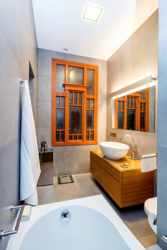 Koupelně majitelky dominuje restaurované secesní okno. Velkoformátová dlažba a sanitární keramika je značky Villeroy &amp; Boch, baterie Hansgrohe