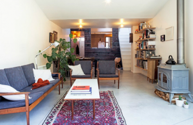 Obývací pokoj je zařízený ve stylu vintage s moderními prvky. Díky prosklené stěně a vchodu na zahradu je plný světla 