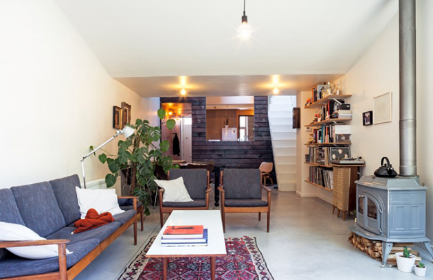 Obývací pokoj je zařízený ve stylu vintage s moderními prvky. Díky prosklené stěně a vchodu na zahradu je plný světla 