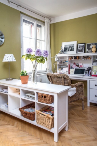 Jednu část obývacího pokoje si zpěvačka zařídila jako pracovnu. Policový díl tvoří spíše optický předěl od hracího koutku, takže Bára může být se svým synem i při práci stále v kontaktu