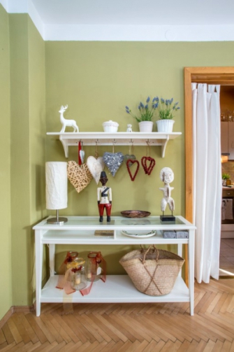 Interiéru dodávají na originalitě exotické suvenýry ze zahraničních cest doplněné dekoracemi z Bářiných oblíbených obchodů