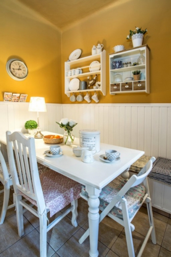 Koho by při pohledu na jídelní kout napadlo, že pod lavicí se ukrývá půdní trám? Zajímavý detail pak představuje bílé obložení, které hezky vynikne díky hořčicovému odstínu výmalby