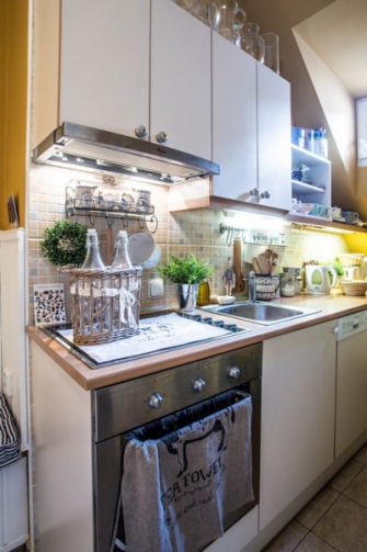 Kuchyň se musela přizpůsobit atypickým rozměrům půdních prostor. Bára do budoucna plánuje výměnu některých dvířek za prosklené. Původní pracovní desku chce nahradit silnější dubovou