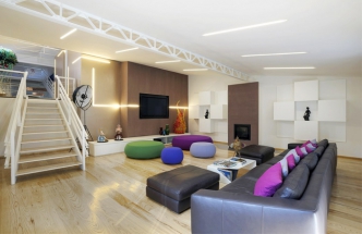  Geometrie, hra světel, vzdušnost a variabilita prostoru jsou hlavní atributy římského loftu na Via Appia Pignatelli. Interiér je zařízen pohovkou Tobias od Frighetta, pufy z produkce Arper a lampou Fortuna od firmy Pallucco