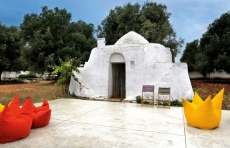 Trullo, v množném čísle trulli, je chýše s kónickou střechou postavená z tradičního apulijského kamene a typická pro italský region Apulie (italsky Puglia). Trulli byly konstruovány jako dočasná polní přístřeší, sklady nebo obydlí pro zemědělské dělníky