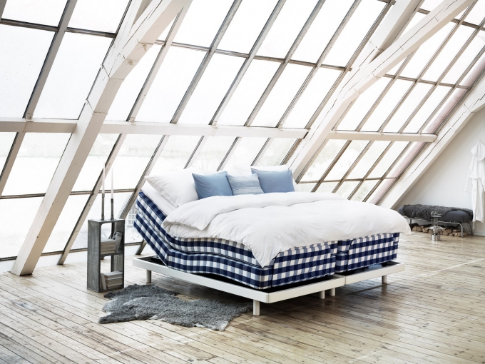 Luxusní polohovatelná postel Lenoria je vybavena funkcí, která zajistí, aby byla postel neustále ve stejné vzdálenosti od stěny, když měníte nastavení, snadno se ovládá, Hästens, cena od 290 950 Kč, www.postele-hastens.cz