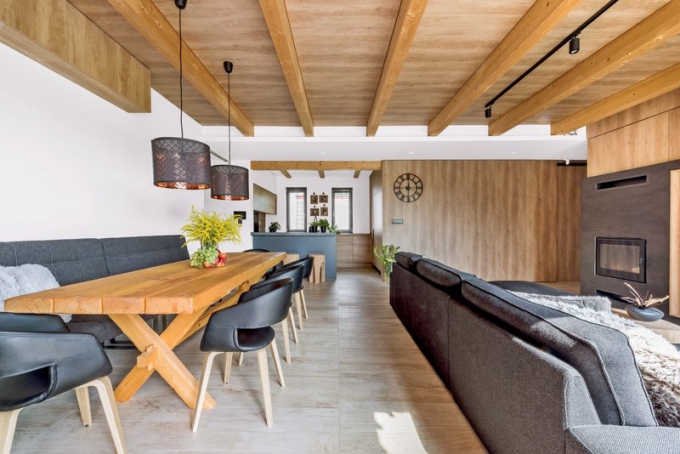 Ke komfortu dřevěného domu přispívá i teplovodní podlahové vytápění. V odpočivné části kraluje sedací souprava Kivik (Ikea) v antracitovém odstínu