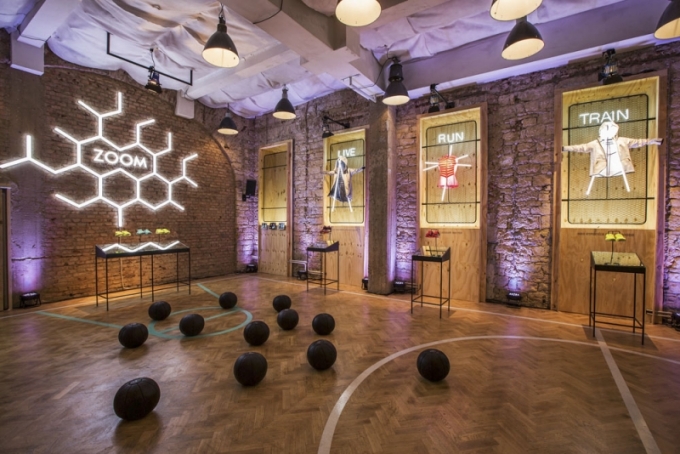 NIKE Womenstudio – tělocvična jako barevná prezentace nové kolekce s interaktivní zónou pro návštěvníky, ateliérový projekt Designblok 2014