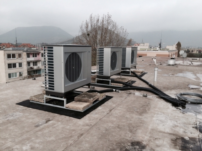 Kaskádovité propojení tří tepelných čerpadel systému vzduch-voda NIBE F2300 (střecha panelového domu v Turně nad Bodvou)