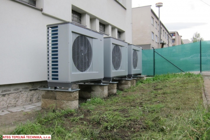 Kaskádovité propojení tří tepelných čerpadel systému vzduch-voda NIBE F2300 (vedle panelového domu v Dobrovici)