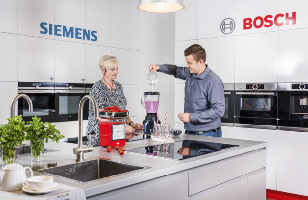 Meyerovi jsou nositeli doslova encyklopedických znalostí, pokud jde o spotřebiče Bosch a vaření vůbec. Stačí s nimi strávit pár minut a hned víte, že máte co do činění s kuchaři tělem i duší Meyerovi jsou nositeli doslova encyklopedických znalostí, pokud jde o spotřebiče Bosch a vaření vůbec. Stačí s nimi strávit pár minut a hned víte, že máte co do činění s kuchaři tělem i duší