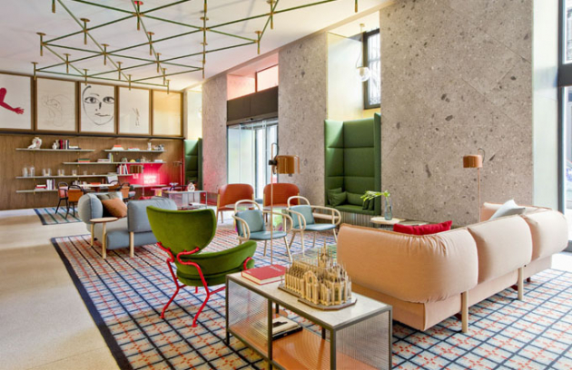 Hotelová lobby je přehlídkou nábytku, který Patricia Urquila navrhla pro značky Cassina, Kartell či Moroso