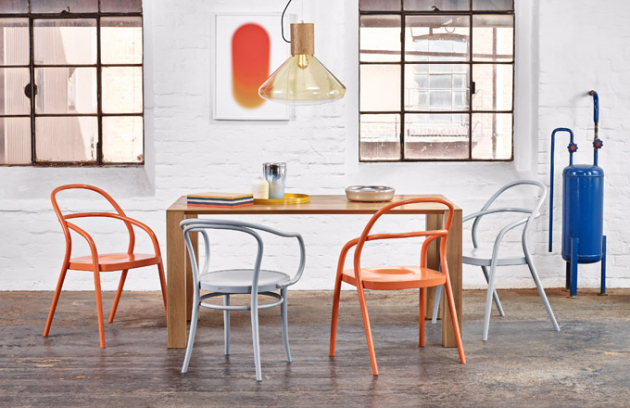 Redesignem klasické židle č. 14 značky Ton je křesílko 002 z ohýbaného masivu, design Jaroslav Juřica, cena 6 210 Kč, www.ton.cz Redesignem klasické židle č. 14 značky Ton je křesílko 002 z ohýbaného masivu, design Jaroslav Juřica, cena 6 210 Kč, www.ton.cz