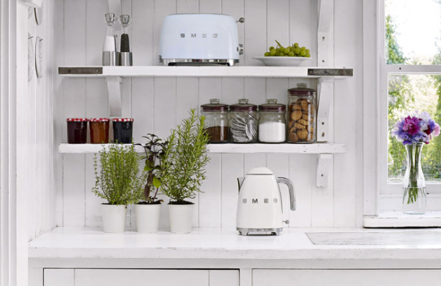 Toustovač a rychlovarná konvice z retro série 50s (Smeg), lakovaná ocel, 6 barev, cena od 5 490 Kč/ks, www.smeg.cz Toustovač a rychlovarná konvice z retro série 50s (Smeg), lakovaná ocel, 6 barev, cena od 5 490 Kč/ks, www.smeg.cz