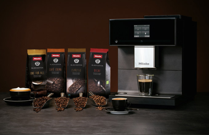 Na IFA 2018 se dočkali i milovníci skvělé kávy. Nový volně stojící kávovar CM 7750 CoffeeSelect, který nabízí čtyři užitečné funkce, dostupné pouze u Miele. Pouhým stiskem tlačítka můžete zvolit jeden ze tří různých druhů kávy, a jistě oceníte i tichý chod kuželového mlýnku z nerezové oceli, který mele jemně a beze zbytků, nebo automatické odvápňování a senzorové čidlo, jež nastavuje výšku trysky nad šálkem. Kávový labužník si navíc může vybrat ze 16 kávových specialit, jako je káva, espresso, cappuccino nebo latte macchiato, speciality „Long black“ nebo „Flat white“. 