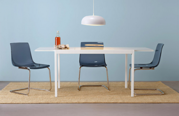 Židle Tobias (IKEA), transparentní různě probarvený materiál, pohodlný flexibilní sedák, cena 1 490 Kč, rozkládací stůl Glivarp se skleněnou deskou, cena od 3 990 Kč, www.ikea.cz 
