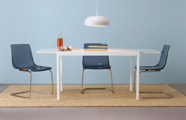 Židle Tobias (IKEA), transparentní různě probarvený materiál, pohodlný flexibilní sedák, cena 1 490 Kč, rozkládací stůl Glivarp se skleněnou deskou, cena od 3 990 Kč, www.ikea.cz Židle Tobias (IKEA), transparentní různě probarvený materiál, pohodlný flexibilní sedák, cena 1 490 Kč, rozkládací stůl Glivarp se skleněnou deskou, cena od 3 990 Kč, www.ikea.cz