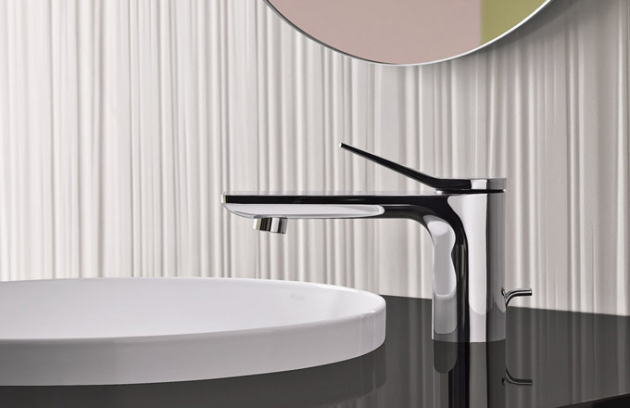 Stojánková baterie Lissé (Dornbracht), maximální průtok 3,8 l/min, speciální perlátor s 21 tryskami, cena 13 100 Kč, www.dorbracht.com Stojánková baterie Lissé (Dornbracht), maximální průtok 3,8 l/min, speciální perlátor s 21 tryskami, cena 13 100 Kč, www.dorbracht.com