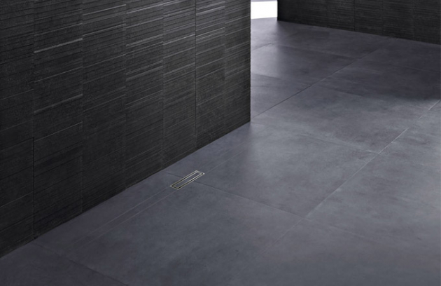 Spád podlahy sprchového koutu může být navržen různě v závislosti na typu dlažby. Odpad a kryt kanálku lze instalovat hned vedle stěny
