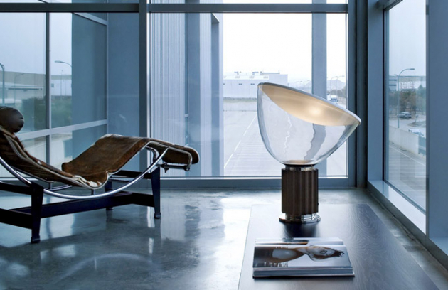 Lampa Taccia (Flos), design Pier Giacomo a Achille Castiglioni, eloxovaný hliník a foukané sklo, výška 64,5 cm, cena 33 670 Kč, www.bulb.cz
