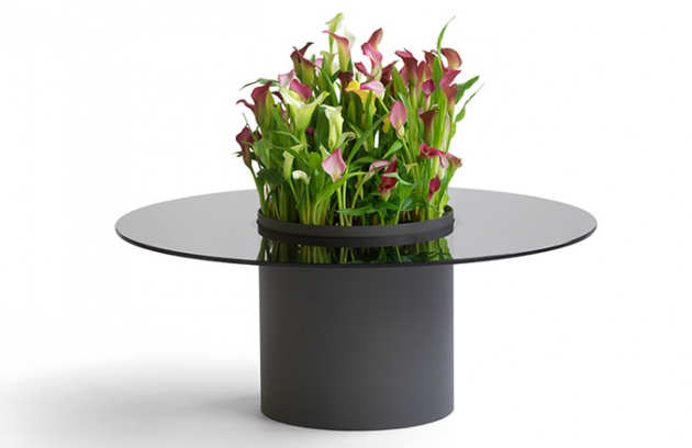 Odkládací stolek Bucket (Blå Station) je vybaven válcem, který proniká skleněnou deskou a okázale vybízí k uložení květin, občerstvení, hraček...