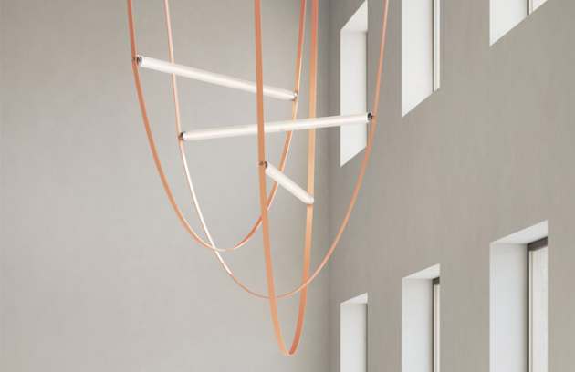 Designéři ze studia Formafantasma použili napájecí kabel jako jeden z hlavních konstrukčních prvků a výsledkem je závěsné osvětlení WireLine (Flos). 
