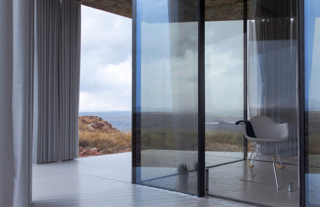 Pouštní dům je průkopnický projekt Guardian Glass na Pyrenejském poloostrově s cílem ukázat význam skla napříč všemi ročními období v drsném pouštním prostředí. (Foto: Jose Navarrete)