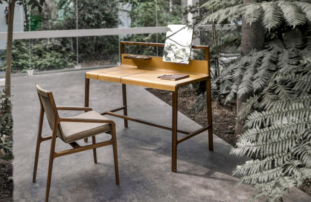 Multifunkční stůl Scribe (Alivar), design Giuseppe Bavuso, dřevo a kůže, 105 × 125 × 64 cm, cena na dotaz, WWW.ALIVAR.IT