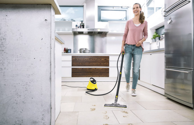 Vyčistí vše Kärcher vylepšil jeden z nejprodávanějších parních čističů. Nový model má menší rozměry a o 200 g nižší váhu. Doba ohřevu je pouhých 6,5 minuty a na jednu plnou nádržku uklidíte 75 m2. Výrazným prvkem je praktická rukojeť, díky které se přístroj snadno přenáší. Ve standardní výbavě je vše pro úklid podlah, skleněných ploch, umyvadla, armatury, digestoře, varné desky i obkladových dlaždic. Parní čistič Kärcher SC 2 Deluxe EasyFix (Kärcher), cena 3 990 Kč, www.karcher.cz Vyčistí vše Kärcher vylepšil jeden z nejprodávanějších parních čističů. Nový model má menší rozměry a o 200 g nižší váhu. Doba ohřevu je pouhých 6,5 minuty a na jednu plnou nádržku uklidíte 75 m2. Výrazným prvkem je praktická rukojeť, díky které se přístroj snadno přenáší. Ve standardní výbavě je vše pro úklid podlah, skleněných ploch, umyvadla, armatury, digestoře, varné desky i obkladových dlaždic. Parní čistič Kärcher SC 2 Deluxe EasyFix (Kärcher), cena 3 990 Kč, www.karcher.cz
