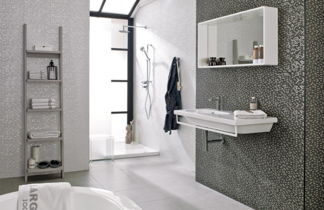 Obklady ze série Medison Nacar (Porcelanosa), lesklý plastický povrch, několik dekorů a barev, 31,6 × 90 cm, cena od 1 880 Kč, www.porcelanosa.cz Obklady ze série Medison Nacar (Porcelanosa), lesklý plastický povrch, několik dekorů a barev, 31,6 × 90 cm, cena od 1 880 Kč, www.porcelanosa.cz