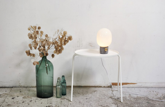 Kolekce lamp JWDA Concrete Lamp od dánské značky Menu byla rozšířena o stojací lampu se shodně statným základem, tentokrát z mramoru namísto betonu.