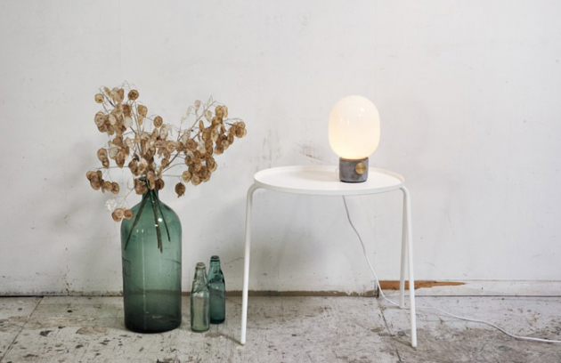 Kolekce lamp JWDA Concrete Lamp od dánské značky Menu byla rozšířena o stojací lampu se shodně statným základem, tentokrát z mramoru namísto betonu. Kolekce lamp JWDA Concrete Lamp od dánské značky Menu byla rozšířena o stojací lampu se shodně statným základem, tentokrát z mramoru namísto betonu.