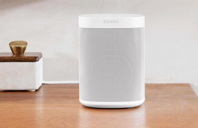 Prestižní výrobce „chytrých“ reproduktorů Sonos se rozhodl rozšířit generaci oblíbených přenosných reproduktorů ONE, které byly dosud dostupné pouze ve standardním bílém a černém provedení, o barevné verze. Síly spojil s uznávanou dánskou značkou HAY. Výsledkem jsou nepřehlédnutelné reproduktory, které nejen dokonale hrají, ale doslova dokonale hrají několika různými barvami. Cena cca 5 725 Kč, WWW.SONOS.COM Prestižní výrobce „chytrých“ reproduktorů Sonos se rozhodl rozšířit generaci oblíbených přenosných reproduktorů ONE, které byly dosud dostupné pouze ve standardním bílém a černém provedení, o barevné verze. Síly spojil s uznávanou dánskou značkou HAY. Výsledkem jsou nepřehlédnutelné reproduktory, které nejen dokonale hrají, ale doslova dokonale hrají několika různými barvami. Cena cca 5 725 Kč, WWW.SONOS.COM