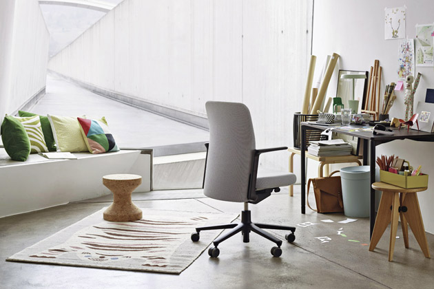 Víceúčelová stolička Cork (Vitra), design Jasper Morrison, tři varianty, vyrobeno z korku, průměr 31 cm, výška 33 cm,  cena 10 547 Kč,  www.designville.cz