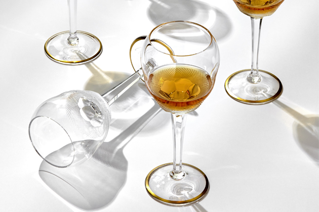 Plnou chuť i vůni sherry si dokonale vychutnáte v nových sklenicích, které vznikly díky spolupráci sklárny Moser a věhlasného michelinského šéfkuchaře žijícího v Londýně José Pizarra. Jejich tvar byl inspirován semknutými dlaněmi Josého, milujícího sherry a krásu skla. Svým tvarem nechávají sherry nadechnout a přispívají k plnému rozvinutí chuti a vůně nápoje. Ocenila a doporučila je i odborná komise pro sherry Consejo Regulador de Jerez. Autorem jejich návrhu je art director Moser Petr Larva.