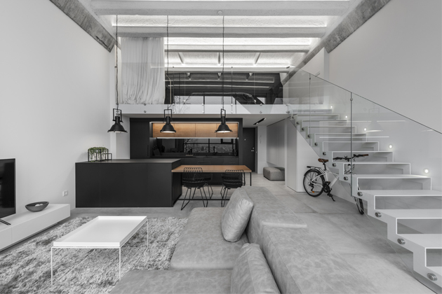 Minimalistický industriální loft o rozloze 64 m2 se nachází v litevském Kaunasu v nově zrekonstruované průmyslové budově. Minimalistický industriální loft o rozloze 64 m2 se nachází v litevském Kaunasu v nově zrekonstruované průmyslové budově.