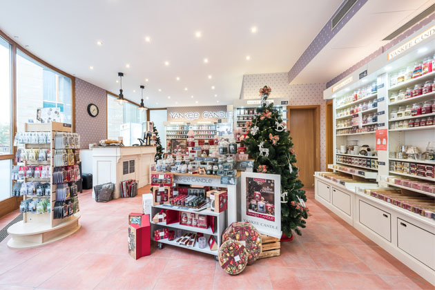 Nejste-li příznivci obchodních center a máte cestu okolo Karlova náměstí v Praze, zastavte se nasát vánoční atmosféru do perfektně zásobené a po dvou letech znovu otevřené prodejny Yankee Candle Heritage Store.