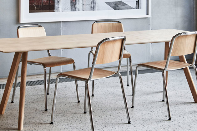Židle Halftime (Hay) byla původně vyvinuta ve spolupráci s COBE pro nové sídlo firmy Adidas v Německu. Navržena je proto tak, aby působila stejně robustně a zároveň flexibilně jako tato architektonicky výjimečná budova a vydržela věky. Sedák a opěradlo z bukové dýhy jsou nýtovány na rám z ocelových trubek a dohromady tvoří pružnou, stohovatelnou židli s jasným výrazem. Lehkost, pevnost a funkčnost jsou přitom v maximální rovnováze. Cena 7 454 Kč, www.stockist.cz