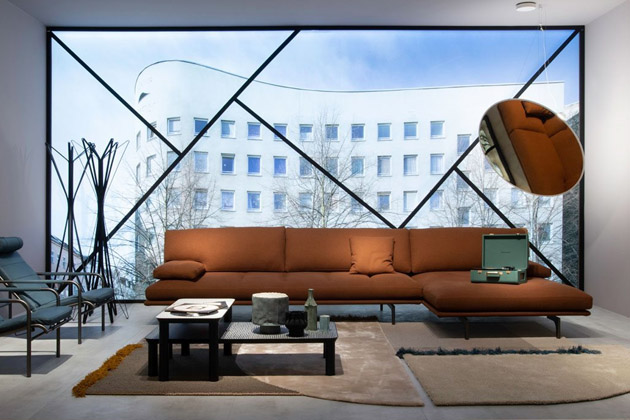 Pohovka Milano+ (Zanotta), za jejímž vznikem stojí tandem Jonathan De Pas a Studio D’Urbino Lomazzi, byla poprvé představena v roce 1982, a to pod názvem Milano. Tato nová řada čítá mnoho prvků navíc, a může tak vytvořit rozšířenou škálu modulárních i lineárních modifikací. Stále však vyniká základní formou a striktně racionálními proporcemi. V nabídce je v několika variantách čalounění. Cena cca 262 000 Kč, WWW.PUNTODESIGN.CZ Pohovka Milano+ (Zanotta), za jejímž vznikem stojí tandem Jonathan De Pas a Studio D’Urbino Lomazzi, byla poprvé představena v roce 1982, a to pod názvem Milano. Tato nová řada čítá mnoho prvků navíc, a může tak vytvořit rozšířenou škálu modulárních i lineárních modifikací. Stále však vyniká základní formou a striktně racionálními proporcemi. V nabídce je v několika variantách čalounění. Cena cca 262 000 Kč, WWW.PUNTODESIGN.CZ