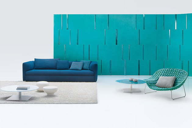 Série Walt (Paola Lenti) od designéra Francesca Roty je složena ze dvou dvoumístných či třímístných pohovek, propojených velkorysým odkládacím stolkem, případně spojených s dalšími stolky či taburety, které lze integrovat do bočních stran jednotlivých pohovek. Konstrukce sezení je vyrobena z vícevrstvého dřeva, kompletní čalounění je snímatelné. Rozměr jednoho modulu je 209/269 × 73 × 115 cm, průměr odkládacího stolku 120 cm. Cena na dotaz, WWW.PAOLALENTI.IT Série Walt (Paola Lenti) od designéra Francesca Roty je složena ze dvou dvoumístných či třímístných pohovek, propojených velkorysým odkládacím stolkem, případně spojených s dalšími stolky či taburety, které lze integrovat do bočních stran jednotlivých pohovek. Konstrukce sezení je vyrobena z vícevrstvého dřeva, kompletní čalounění je snímatelné. Rozměr jednoho modulu je 209/269 × 73 × 115 cm, průměr odkládacího stolku 120 cm. Cena na dotaz, WWW.PAOLALENTI.IT
