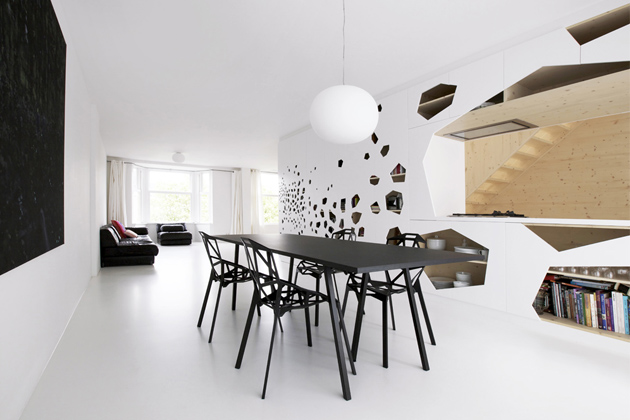 Geometrické tvary židlí Chair One (Magis) korespondují s otvory bílé multifunkční skříně Geometrické tvary židlí Chair One (Magis) korespondují s otvory bílé multifunkční skříně