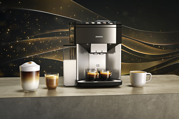 Plně automatický kávovar EQ.500 (Siemens), nerezový čelní panel, aktivní nahřívání šálků, cena 27 490 Kč, WWW.SIEMENS-HOME.BSH-GROUP.COM/CZ