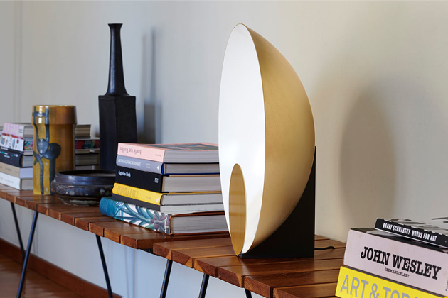 Designérka Marta Perla navrhla pro výrobce osvětlení Oluce polosféricky koncipovanou stolní lampu Siro s clonou.